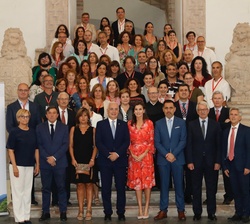 Doña Letizia, en la escalera principal, junto a los participantes en el seminario